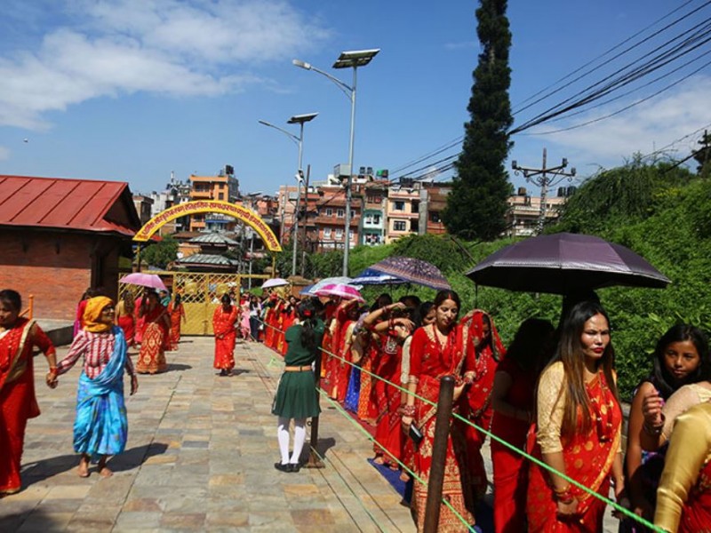 शिवालयहरुमा तीजका वर्तालुको भीड 